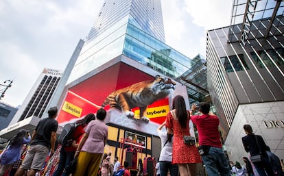 Anuncio con un tigre en 3D en el centro de Kuala Lumpur (Malasia).