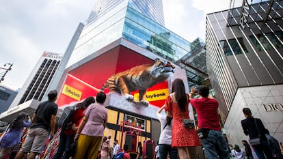 Anuncio con un tigre en 3D en el centro de Kuala Lumpur (Malasia).