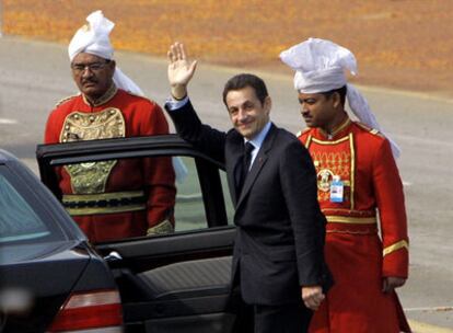 El presidente francés, Nicolas Sarkozy, recibido con todos los honores en Nueva Delhi, India.