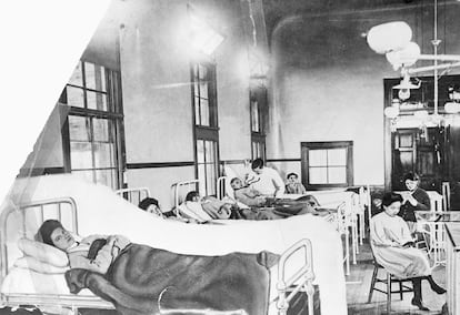 La cocinera irlandesa Mary Mallon portadora del tiufus, en primer plano, en una cama de hospital en North Border durante su primera cuarentena. 
