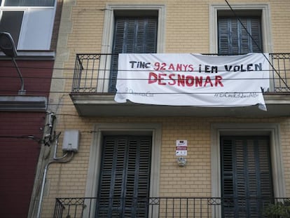 Pancarta en un balcó del barri del Clot, a Barcelona.