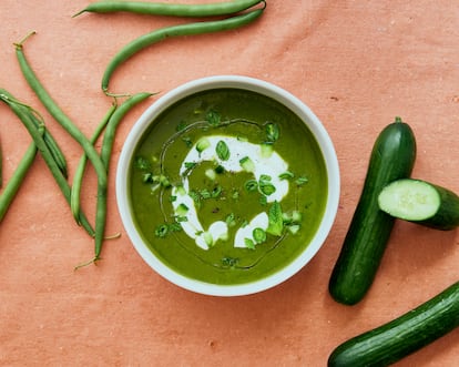 Sopa de pepino, judía verde, guisantes, menta y yogur