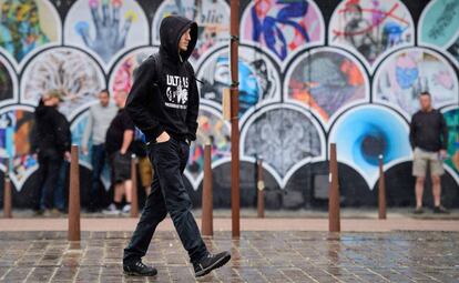 Un hombre con un sudadera de Ultras en Lens.