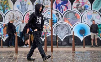 Un hombre con un sudadera de Ultras en Lens. 