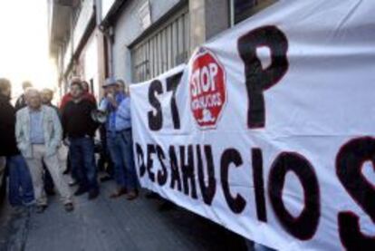 El colectivo Stop Desahucios para un desahucio en La Coruña.