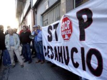  El colectivo Stop Desahucios para un desahucio en La Coru&ntilde;a. 