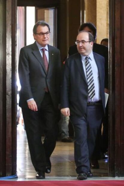 Artur Mas y Miquel Iceta, en los pasillos del Parlament.