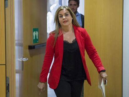 La secretaria general del PP valenciano, Eva Ortiz, momentos antes de informar de la denuncia a la Inspección de Trabajo sobre las ayudas concedidas a empresas del hermano del presidente valenciano. 