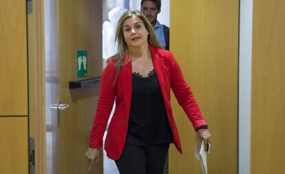 La secretaria general del PP valenciano, Eva Ortiz, momentos antes de informar de la denuncia a la Inspección de Trabajo sobre las ayudas concedidas a empresas del hermano del presidente valenciano. 