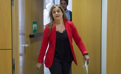 La secretaria general del PP valenciano, Eva Ortiz, momentos antes de informar de la denuncia a la Inspección de Trabajo sobre las ayudas concedidas a empresas del hermano del presidente valenciano.