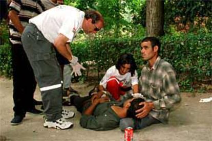 Voluntarios de la Cruz Roja atienden a un inmigrante magrebí que sufrió un desvanecimiento a consecuencia de la huelga de hambre.