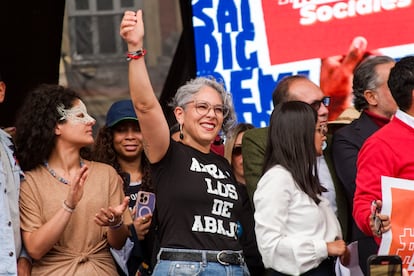 La senadora María José Pizarro llegó al estrado para mostrar su apoyo al presidente Gustavo Petro. 