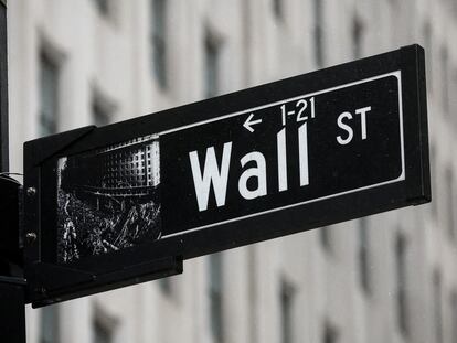 Un letrero de Wall Street en la ciudad de Nueva York, Estados Unidos.