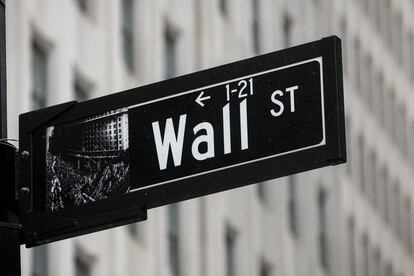 Un letrero de Wall Street en la ciudad de Nueva York, Estados Unidos.