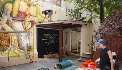 Un interior de manzana de la calle de Provença, convertido en un espacio de arte urbano.