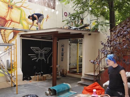 Un interior de manzana de la calle de Proven&ccedil;a, convertido en un espacio de arte urbano. 