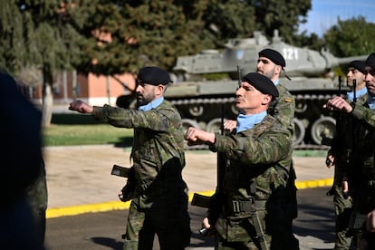 Efectivos del ejército español durante una visita del rey Felipe VI a la brigada ‘Aragón I’ del Ejército de Tierra, este 25 de marzo, en Zaragoza.