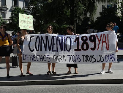 Concentración de empleadas del hogar frente al Congreso de los Diputados, el jueves.