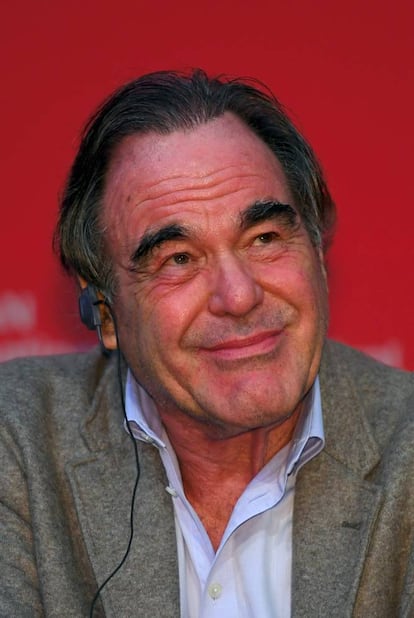 <p>"Soy de los que creen que hay que esperar a que llegue el juicio. No es fácil por lo que está pasando". Esto es lo que el director de 'Wall Street' tenía que decir al respecto del caso Weinstein dos días después de que saliese a la luz. Tres días después, reculó. "He estado viajando estos días y no me había dado cuenta de cuántas mujeres han apoyado la historia publicada por el 'New York Times'. Tras consultar todo lo que ha sido publicado en los últimos días, estoy consternado y aplaudo el coraje de las mujeres que dan un paso al frente para denunciar el abuso sexual y la violación". Además, ya ha anunciado que ha renunciado a dirigir la serie 'Guantanamo', que los Weinstein planeaban producir para la cadena Showtime. </p>