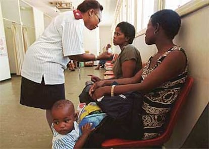Una enfermera explica a una mujer los procedimientos para abortar en un hospital de Sudáfrica, en 1997.
