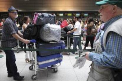 Viajeros hacen cola en la facturación del aeropuerto internacional de Lisboa en Portugal. EFE/Archivo