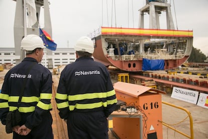 El trasiego de personas con el uniforme azul marino de Navantia en Cádiz empieza a recuperar el ritmo.