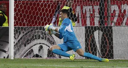 David Soria detiene el penalti clave a Be&ntilde;at. 