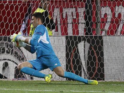 David Soria detiene el penalti clave a Be&ntilde;at. 