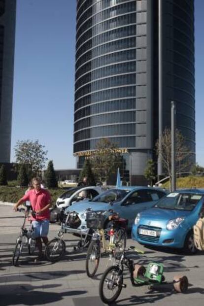 Decenas de vehículos eléctricos, desde bicis a coches, antes de salir desde las cuatro torres de la antigua Ciudad Deportiva del Real Madrid, en la I Marcha del Vehículo Eléctrico que se celebra este domingo en Madrid dentro de las actividades de la Semana Europea de la Movilidad, para reivindicar una ciudad sin ruidos y contaminación.