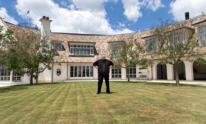 Kim Dotcom, frente a su mansión de 22 millones de euros en Nueva Zelanda, el pasado mes de enero.