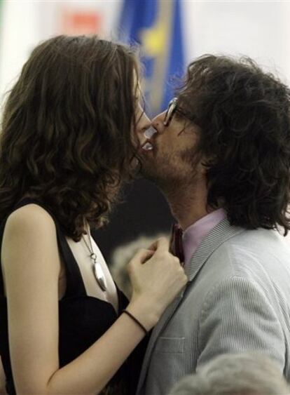 Sean Lennon ha copiado junto a su novia, Charlotte Kemp Muhl, la famosa portada en la que salían sus padres en <i>Rolling Stone</i>. La conocida imagen de John Lennon abrazado a Yoko Ono, de la fotógrafa Annie Leibovitz, ha sido imitada por su hijo y su novia, invirtiendo los papeles de quien aparece sin ropa. De esta forma en el número de otoño de la revista <i>Purple</i> Sean aparecerá vestido abrazado por su novia desnuda.