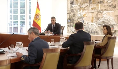 El presidente del Gobierno, Pedro Sánchez, preside el primer Consejo de Ministros virtual de la historia de España debido a la crisis del coronavirus, en Madrid (España), a 17 de marzo de 2020.  17 MARZO 2020;CORONAVIRUS;VIRUS;MADRID: MONCLOA  Moncloa  17/03/2020