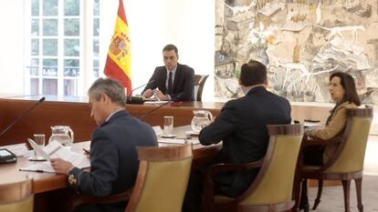 El presidente del Gobierno, Pedro Sánchez, preside el primer Consejo de Ministros virtual de la historia de España debido a la crisis del coronavirus, en Madrid (España), a 17 de marzo de 2020.  17 MARZO 2020;CORONAVIRUS;VIRUS;MADRID: MONCLOA  Moncloa  17/03/2020