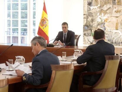 El presidente del Gobierno, Pedro Sánchez, preside el primer Consejo de Ministros virtual de la historia de España debido a la crisis del coronavirus, en Madrid (España), a 17 de marzo de 2020.  17 MARZO 2020;CORONAVIRUS;VIRUS;MADRID: MONCLOA  Moncloa  17/03/2020