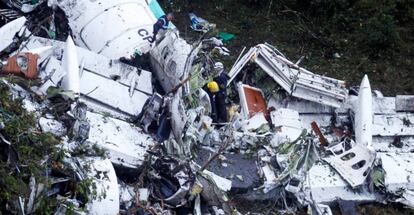 Restos del avión siniestrado del Chapecoense.