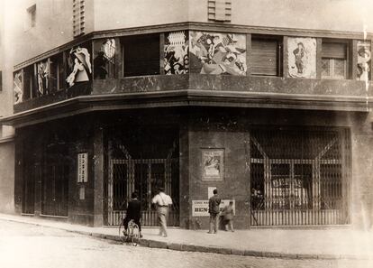 El cine San Carlos, actual teatro Kapital, luce en los cincuenta relieves de José de Almada Negreiros.