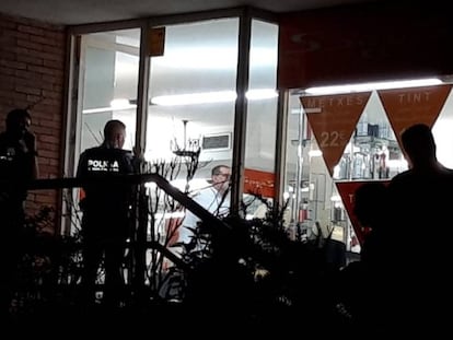 Agentes en el exterior de la peluquería donde ocurrieron los hechos.