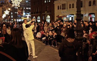 Una de las actuaciones del Festival Internacional 'Vive la magia', en las calles de León.