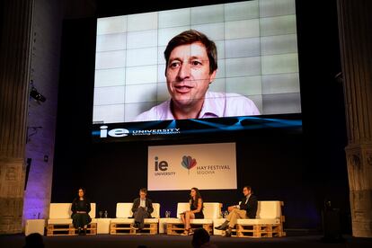 Nick Bridge, representante del Gobierno británico para el Cambio Climático (en pantalla); Rubeena Singh, joven graduada en Desarrollo Internacional; Daniel Dombey, corresponsal en Madrid del Financial Times; Eva Saldaña, directora de Greenpeace España, y  Eduardo Brunet, fundador de Greenward Partners.