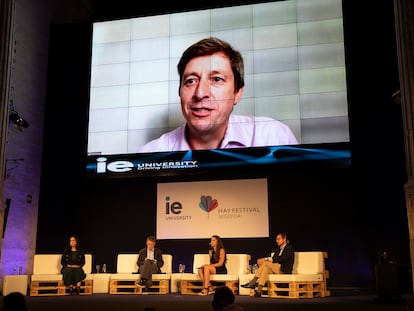 Nick Bridge, representante del Gobierno británico para el Cambio Climático (en pantalla); Rubeena Singh, joven graduada en Desarrollo Internacional; Daniel Dombey, corresponsal en Madrid del Financial Times; Eva Saldaña, directora de Greenpeace España, y  Eduardo Brunet, fundador de Greenward Partners.