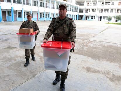 Soldados tunecinos trasladan urnas y papeletas para las elecciones legislativas, el viernes en Túnez.