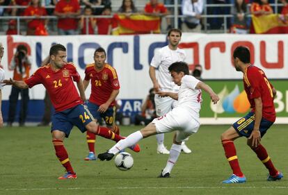 Jordi Alba con el centrocampista de Serbia Filip Djuricic.