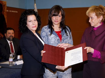Lucía Izquierdo y María José Hernández, nuera y nieta de Miguel Hernández, con Fernández de la Vega.
