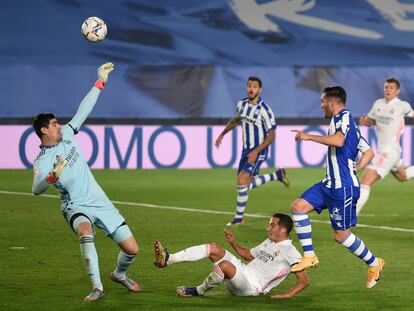 Thibaut Courtois salva un disparo de Lucas Pérez.