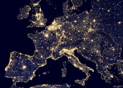 Una imagen de Europa iluminada por la noche.