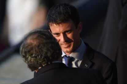 Manuel Valls charla con Platini (de espaldas), en Berl&iacute;n.