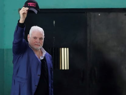 El expresidente panameño Ricardo Martinelli saluda a la prensa a su salida del Sistema Penal Acusatorio (SPA) de Panamá, durante la recta final de su juicio en Ciudad de Panamá, el 8 de agosto de 2019.