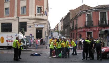 El Samur atiende a la víctima.