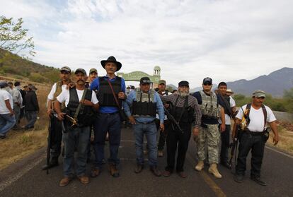 José Manuel Mireles (3i), líder de las autodefensas en Michoacán fotografiado con vigilantes en Churumuco (México), 29 de diciembre de 2013.