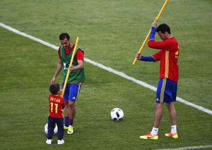 El hijo de Pedro juega con las barras de señalización junto a su padre y Sergio Busquets.